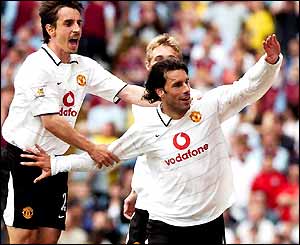 Ruud van Nistelrooy celebrates his goal with Gary Neville