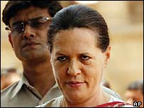 Sonia Gandhi announcing that she will not be prime minister