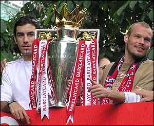 A superb picture of Robert Pires and Freddie Ljungberg taking care of the Premierhsip trophy on board the bus