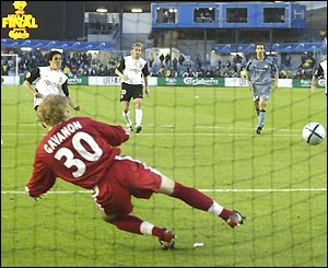 Vicente steps up to take the spot kick for Valencia and he easily sends Gavanon the wrong way to open the scoring