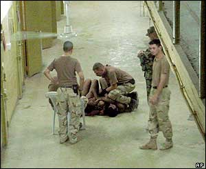 Soldiers and detainees (courtesy Washington Post)