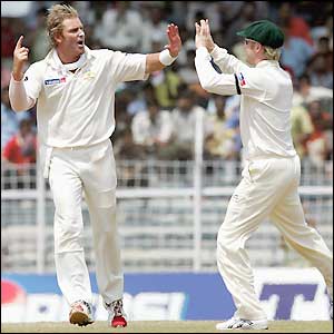 Shane Warne celebrates the wicket of Anil Kumble with Michael Clarke