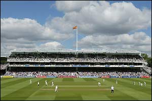 Hoggard and Hussain try to frustrate the New Zealand attack at Lord's