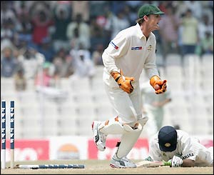 Adam Gilchrist removes Kaif's bails as India make a first innings total of 376