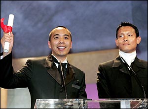 Thai director Apichatpong Weerasethakul (L) and actor Sakda Kaewbuadee accept the Jury Prize for the film Tropical Malady