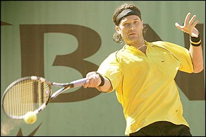 Spanish Carlos Moya hits a forehand to Dutch John Van Lottum 
