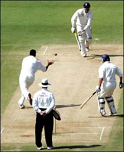 Darryl Tuffey catches Marcus Trescothick