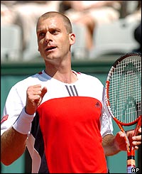 Cyril Saulnier comfortably takes the first set