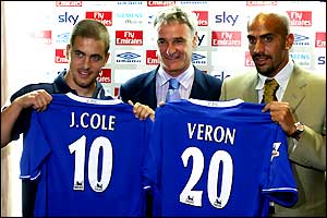 Claudio Ranieri poses with new signings Joe Cole and Juan Sebastian Veron
