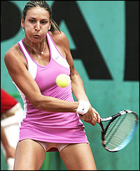 Aranxta Parra Santonja returns a shot