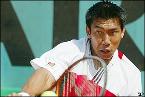 Veteran Spaniard Alex Corretja ends 13th seed Paradorn Srichaphan's French Open campaign 