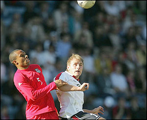 Wales' Danny Gabbidon challenges Norway's Bengt Saeternes 