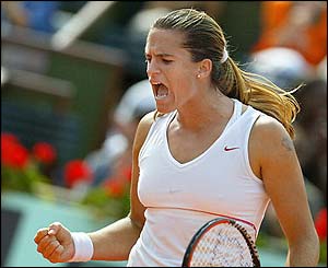 France's Amelie Mauresmo celebrates her win against Spain's Arantxa Parra