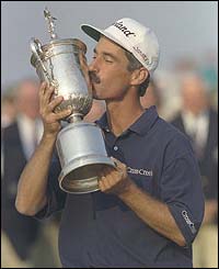 Corey Pavin lifts the trophy in 1995
