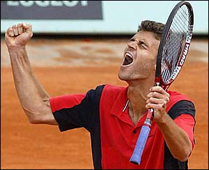 Gustavo Kuerten celebrates his win over Feliciano Lopez