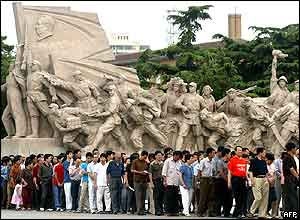 People wait in line to visit former leader Mao Zedong's mausoleum on Tiananmen Square, 04 June 2004