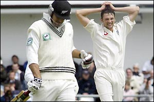 Stephen Fleming just makes it to safety after substitute fielder Paul Collingwood fails to run him out