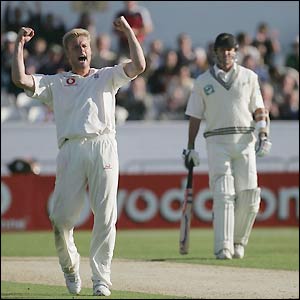 Andrew Flintoff celebrates Jacob Oram being caught by Graham Thorpe for 39