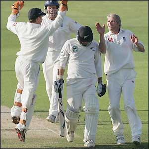 Mark Richardson, Brendon McCullum, Nathan Astle and Daryl Tuffey all fall to England's bowlers in a devastating 20 minute spell near the end