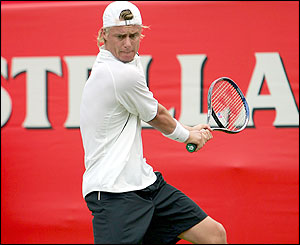 Lleyton Hewitt on his way to victory 