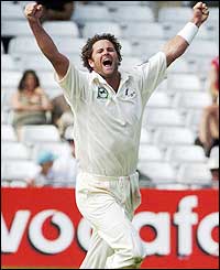 New Zealand continue to make a game of it as Cairns takes his fourth wicket of the day