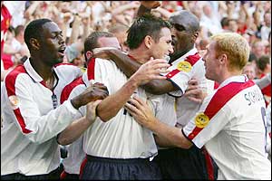 Ledley King, Sol Campbell, Wayne Rooney and Paul Scholes are the first to congratulate Lampard