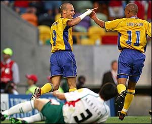 Ljungberg celebrates with team-mate Henrik Larsson 