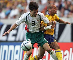 Rossen Kirilov of Bulgaria battles with Freddie Ljungberg 