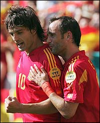Morientes is congratulated by Joseba Etxeberria 
