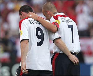 Beckham congratulates Rooney on his second goal