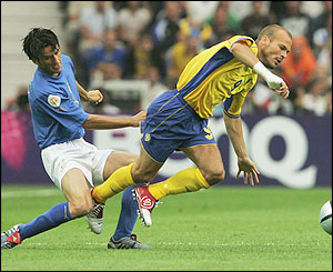 Fredrik Ljungberg takes on Christian Panucci 
