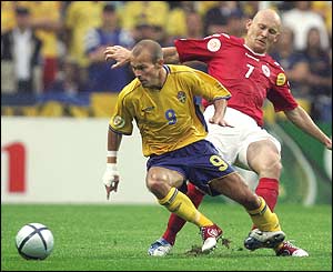 Sweden's Freddie Ljungberg and Denmark's Thomas Gravesen
