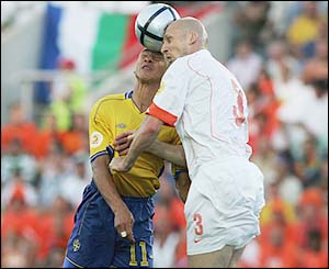 Henrik Larsson challenges Jaap Stam 
