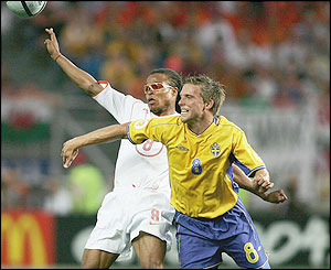 Anders Svensson holds off Edgar Davids 
