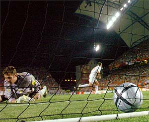 Arjen Robben tucks away the winning penalty