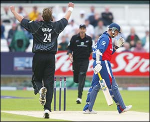 Jacob Oram bowls Marcus Trescothick