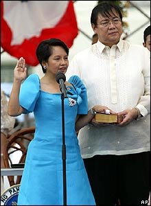 Gloria Arroyo in Cebu, flanked by First Gentleman Jose Miguel Arroyo 