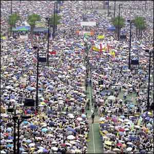 Demonstrators in Hong Kong 01/07/04