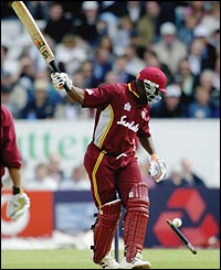 Anderson gives Sarwan some width and is driven high over extra-cover for four. The paceman strikes back to knock Jacobs' off-stump out of the ground