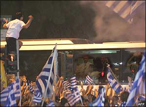 Crowds besiege the team bus