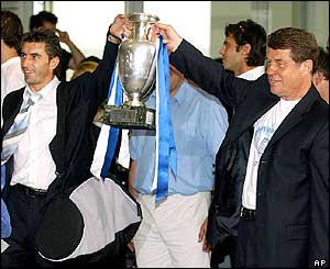 Theodoros Zagorakis and Otto Rehhagel at Athens airport on Monday