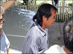 Angelo de la Cruz (C), a Filipino truck driver taken hostage in Iraq by Islamic militants, walks at the Philippine embassy in Baghdad 20 July 2004.