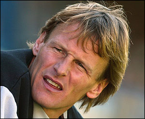 Teddy Sheringham joins West Ham 