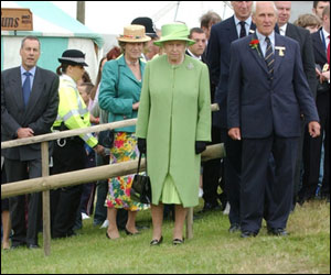 The Queen watches a dog