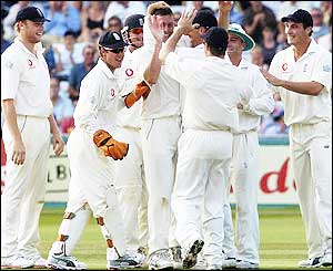 Giles celebrates as WI lose 4 wickets for 21 runs as England look favourites to win the first test