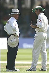 Michael Vaughan has a chat with umprie Rudi Koertzen