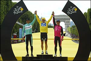 Lance Armstrong, Jan Ullrich and Alexandre Vinokourov stand on the podium in Paris