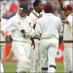 Jones departs, leaving England on 432-6