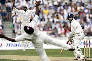 Trescothick is dropped by Lara