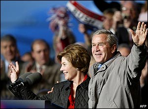 US President George Bush and First Lady Laura Bush greet supporters in Wilmington, Ohio, 1 November 2004